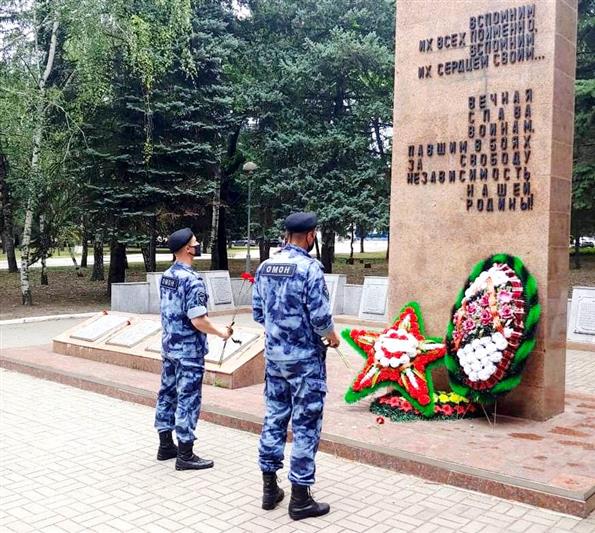 В Южном федеральном округе военнослужащие и сотрудники Росгвардии присоединились к всероссийской акции «Свеча памяти»