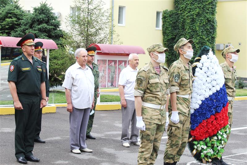 В Южном федеральном округе военнослужащие и сотрудники Росгвардии присоединились к всероссийской акции «Свеча памяти»