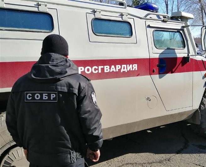 Бойцы омского СОБР Росгвардии оказали содействие при задержании двух омичей, причастных к  реализации контрафактного алкоголя и сигарет в особо крупном размере