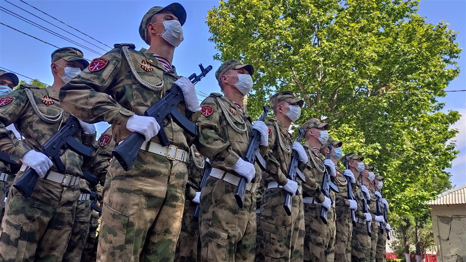 За подготовкой военнослужащих Росгвардии к параду в Севастополе понаблюдали журналисты регионального телеканала