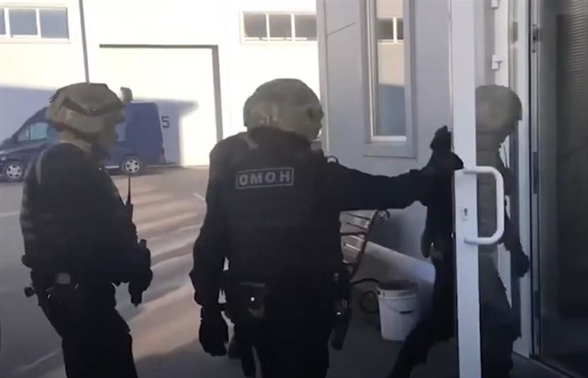 При поддержки СОБР и ОМОН в Саратовской области задержаны подозреваемые в интернет-мошенничестве 