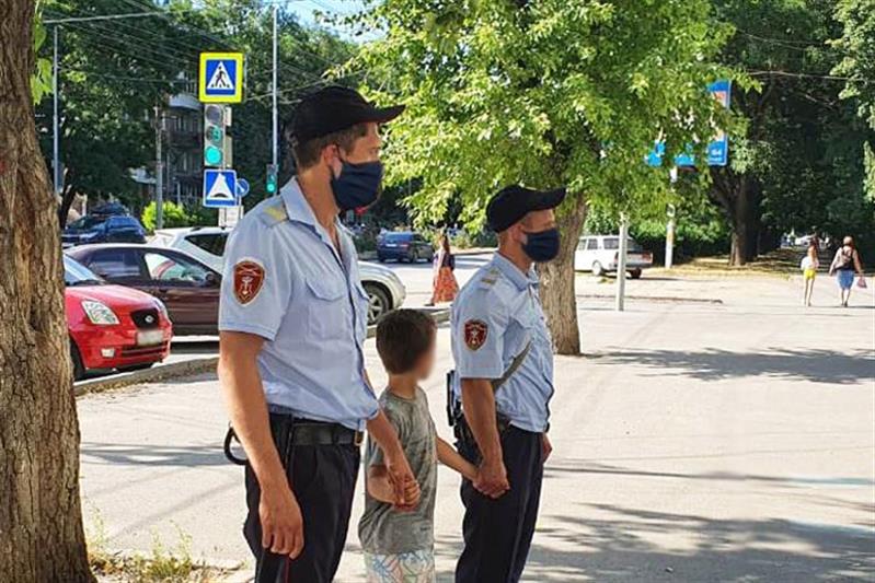 В Таганроге росгвардейцы вернули матери ребенка-дошкольника, потерявшегося во время прогулки