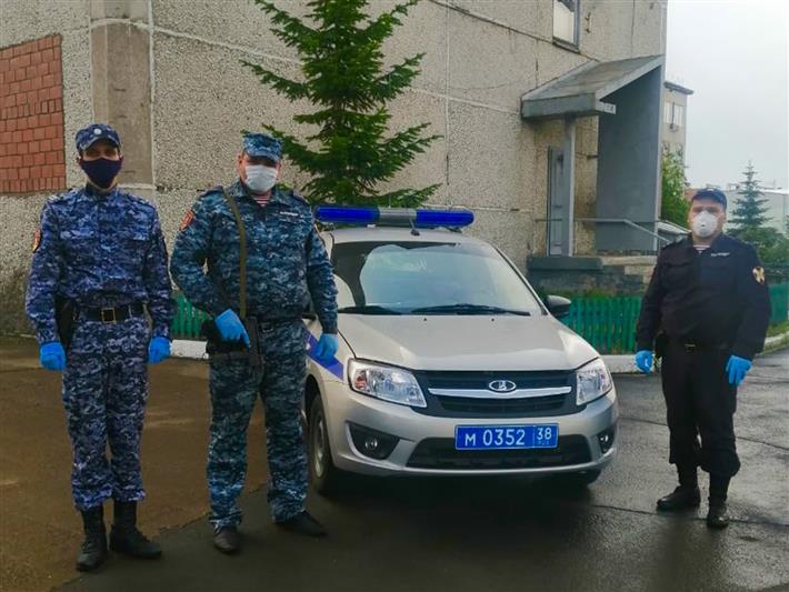 В Усть-Илимске сотрудники вневедомственной охраны Росгвардии спасли 2-летнюю девочку, которая чуть не упала с балкона