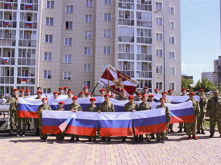 В Кузбассе военнослужащие Росгвардии организовали флешмоб ко Дню России