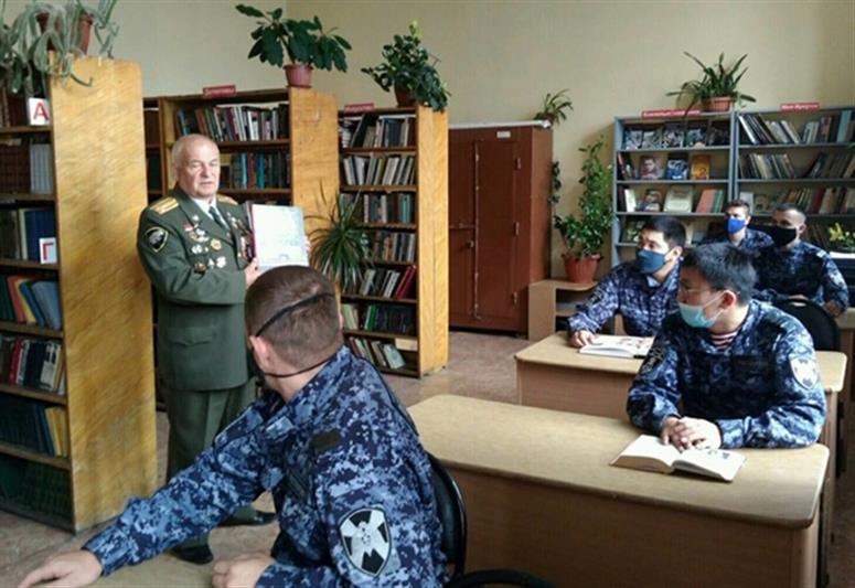 В Иркутской области ветеран ведомства рассказал сотрудникам вневедомственной охраны об истории возникновения праздника – День России