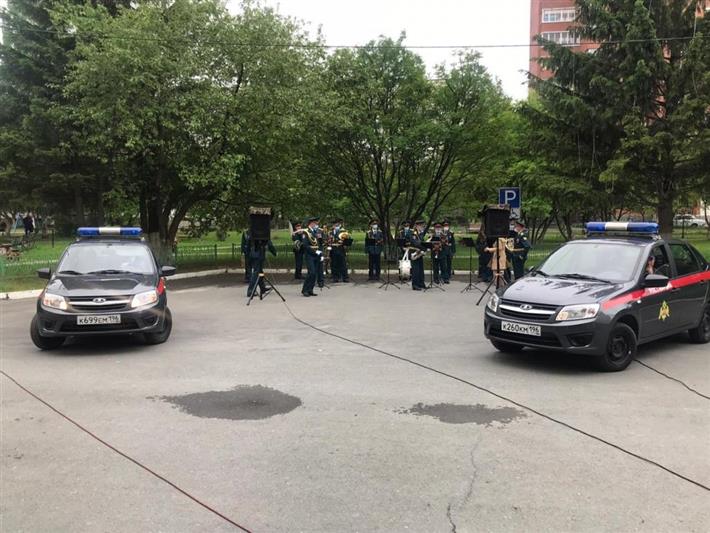 В Екатеринбурге сотрудники Росгвардии подарили хорошее настроение маленьким пациентам областной детской клинической больницы(видео)