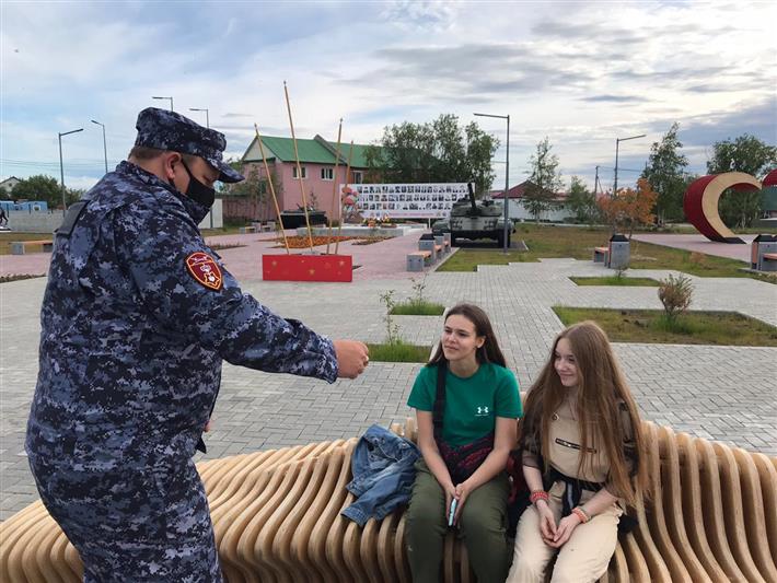 На Ямале Росгвардия провела тематическую акцию для подростков и молодежи (видео)