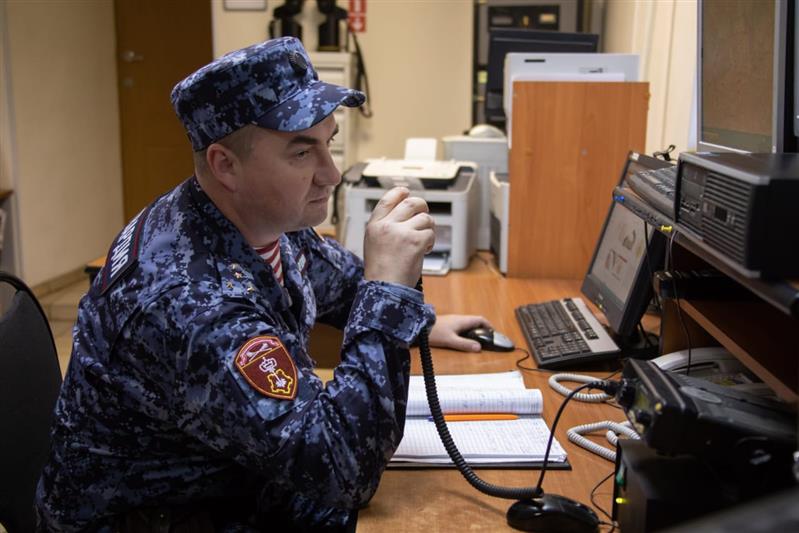 Нарядом вневедомственной охраны Росгвардии в Москве на месте преступления задержан вор-рецидивист (видео)