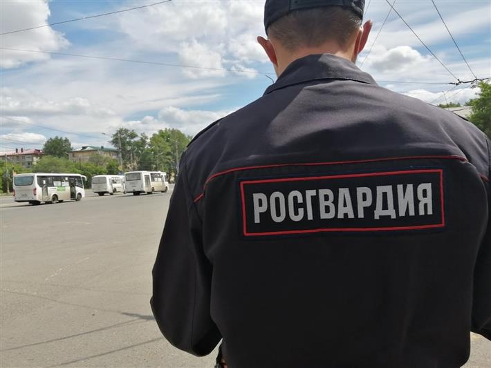 В Омске сотрудники Росгвардии вернули родственникам потерявшегося пожилого мужчину, страдающего потерей памяти