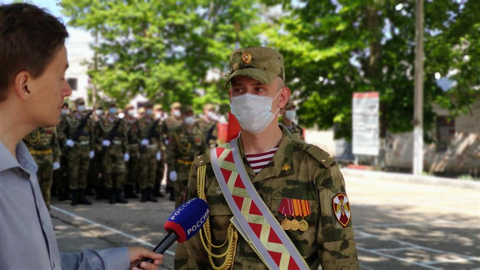 За подготовкой военнослужащих Росгвардии к параду в Севастополе понаблюдали журналисты регионального телеканала 