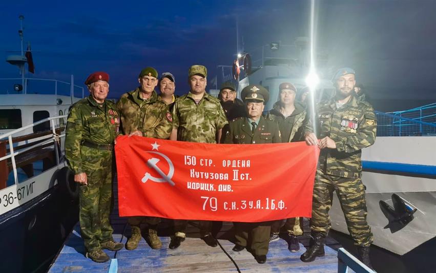 На Байкале стартовал патриотический заплыв ветеранов Росгвардии с копией Знамени Победы