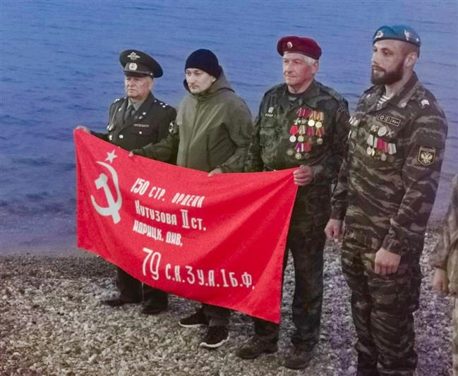 На Байкале стартовал патриотический заплыв ветеранов Росгвардии с копией Знамени Победы