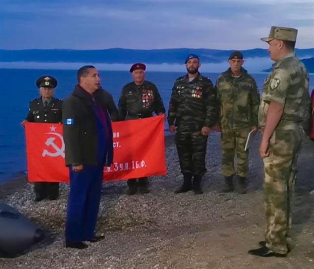 На Байкале стартовал патриотический заплыв ветеранов Росгвардии с копией Знамени Победы