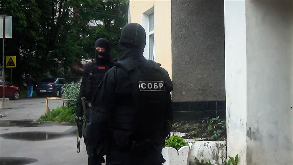В Новгородской области сотрудники СОБР Росгвардии оказали содействие полицейским в проведении оперативных мероприятий