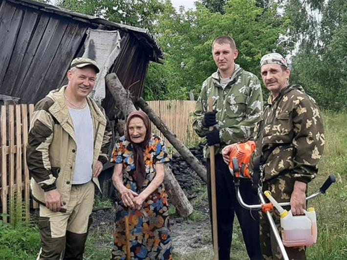 Кузбасские росгвардейцы оказали благотворительную помощь труженице тыла 
