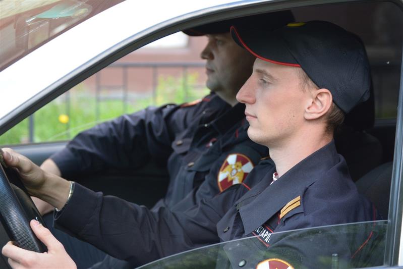 В городе Исилькуль Омской области сотрудники Росгвардии предотвратили опасное движение водителя с признаками опьянения