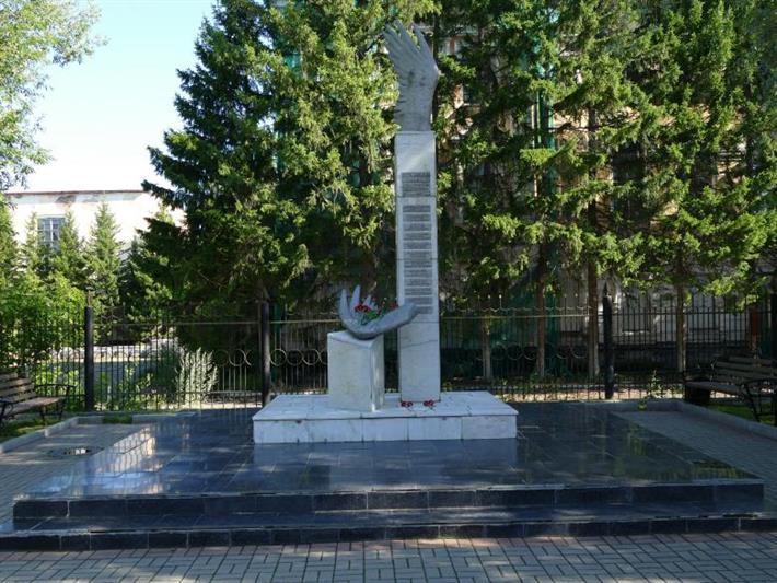 Сотрудники и военнослужащие Управления Росгвардии по Томской области приняли участие в возложении цветов к мемориалу погибшим курсантам