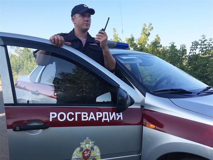 В Омске сотрудники Росгвардии задержали дебошира, угрожавшего физической расправой работникам кафе 