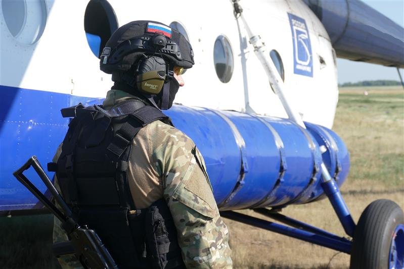 Бойцы ОМОН «Штурм» омской Росгвардии отработали технику беспарашютного десантирования (видео)