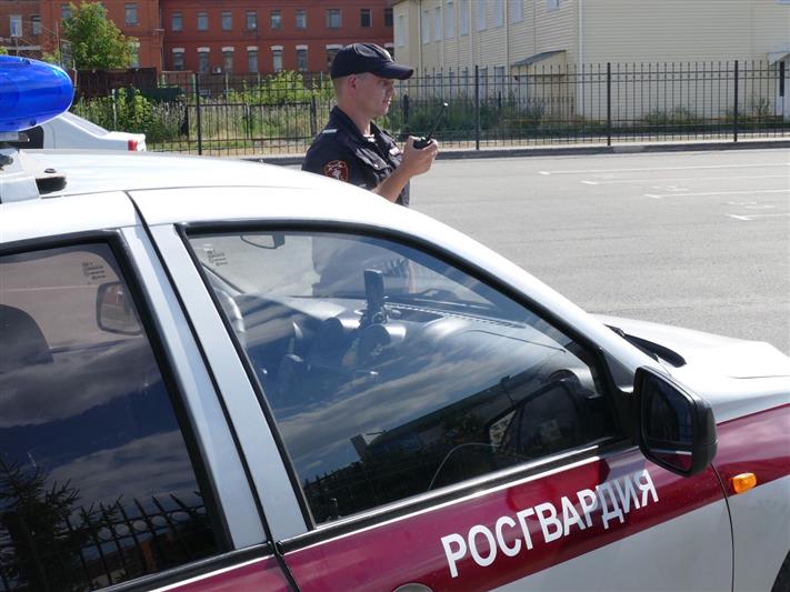 В Омске сотрудники Росгвардии остановили автомобиль под управлением нетрезвого гражданина без прав