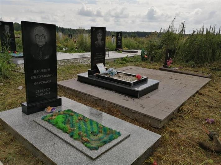 Военнослужащие Росгвардии облагородили могилы участников Великой Отечественной и афганской войн в Северске
