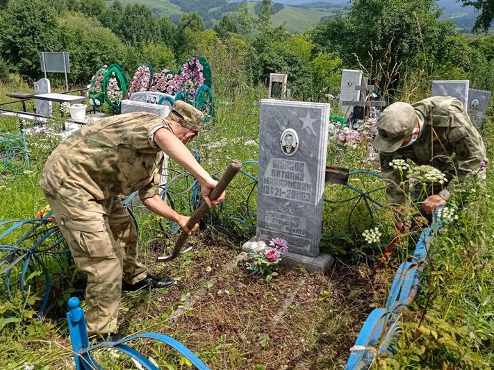 Росгвардейцы Республики Алтай совместно с командой «Молодёжка ОНФ» облагородили заброшенную могилу участника ВОВ