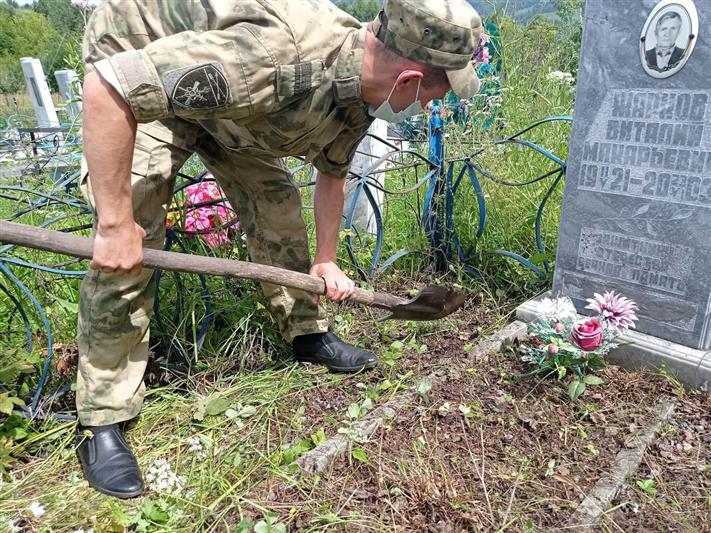 Росгвардейцы Республики Алтай совместно с командой «Молодёжка ОНФ» облагородили заброшенную могилу участника ВОВ
