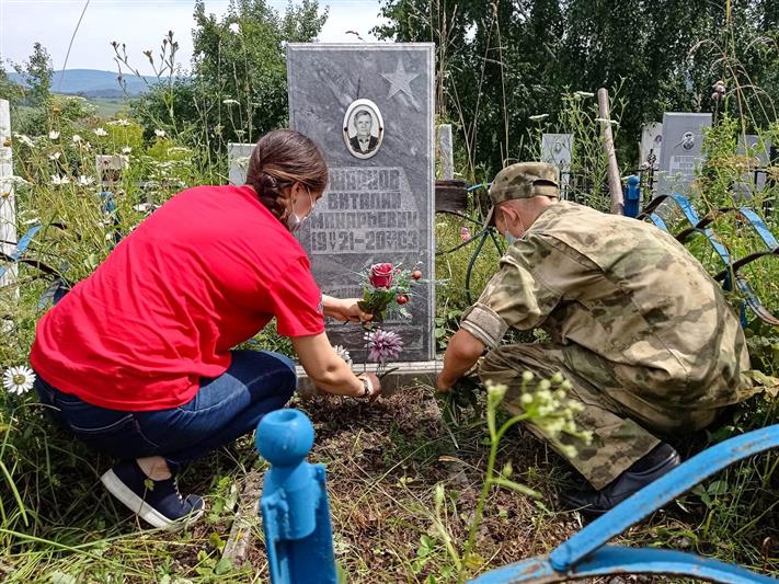 Росгвардейцы Республики Алтай совместно с командой «Молодёжка ОНФ» облагородили заброшенную могилу участника ВОВ