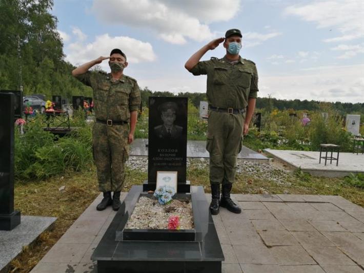 Военнослужащие Росгвардии облагородили могилы участников Великой Отечественной и афганской войн в Северске