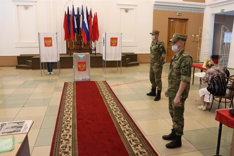 Военнослужащими и сотрудниками Восточного округа Росгвардии обеспечен общественный порядок в период проведения общероссийского голосования