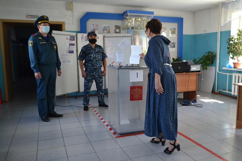 Военнослужащими и сотрудниками Восточного округа Росгвардии обеспечен общественный порядок в период проведения общероссийского голосования