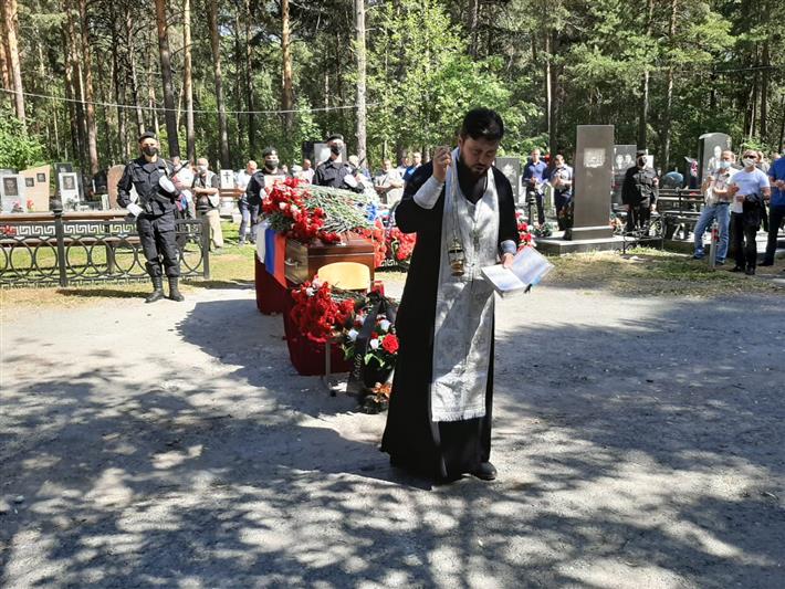 Сотрудники екатеринбургского ОМОН простились с ветераном отряда Дмитрием Емельяновым