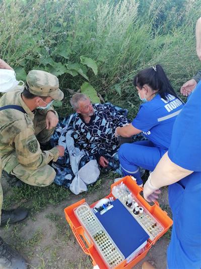 В Нижегородской области военнослужащие Росгвардии нашли в лесу 62-летнего мужчину, который пропал шесть дней назад