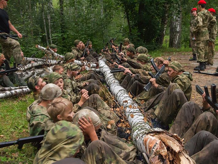 В Кузбассе росгвардейцы приняли школьников в ряды юных спецназовцев