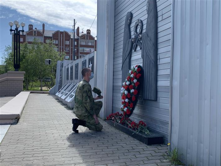 На Ямале росгвардейцы почтили память павших ветеранов боевых действий