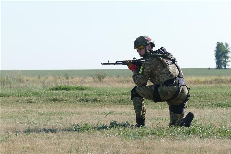 Бойцы ОМОН «Штурм» омской Росгвардии отработали технику беспарашютного десантирования (видео)