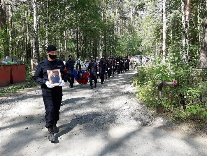 Сотрудники екатеринбургского ОМОН простились с ветераном отряда Дмитрием Емельяновым