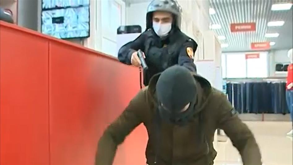 На Ямале за практической тренировкой сотрудников Росгвардии понаблюдали корреспонденты окружной телерадиокомпании (видео)