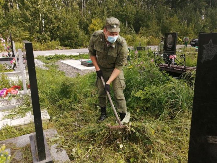 Военнослужащие Росгвардии облагородили могилы участников Великой Отечественной и афганской войн в Северске