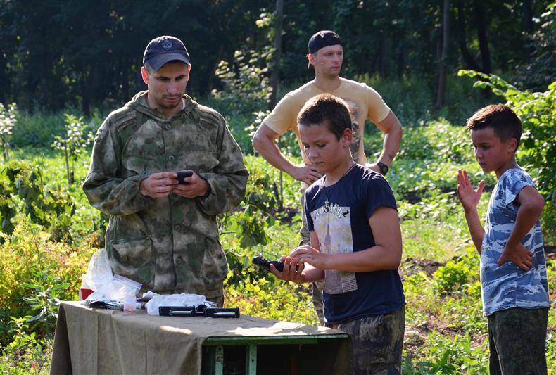 В Тамбовской области росгвардейцы вручили школьникам жетоны «Дружина»