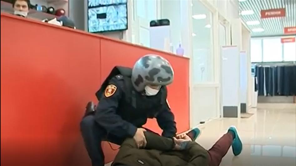 На Ямале за практической тренировкой сотрудников Росгвардии понаблюдали корреспонденты окружной телерадиокомпании (видео)