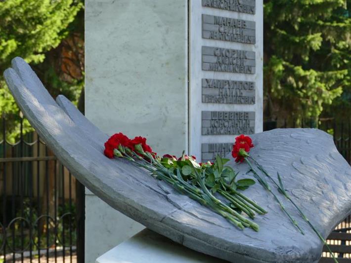 Сотрудники и военнослужащие Управления Росгвардии по Томской области приняли участие в возложении цветов к мемориалу погибшим курсантам