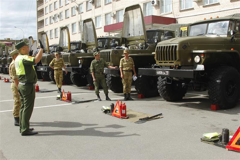 В Санкт-Петербургском военном институте Росгвардии провели технический осмотр транспортных средств