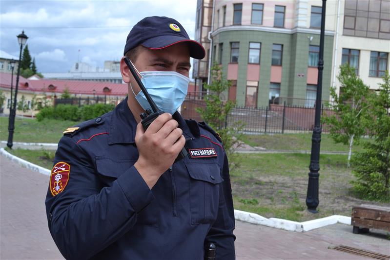 В Омске сотрудники Росгвардии по горячим следам задержали компанию мужчин, которые силой отняли у местного жителя личные вещи 