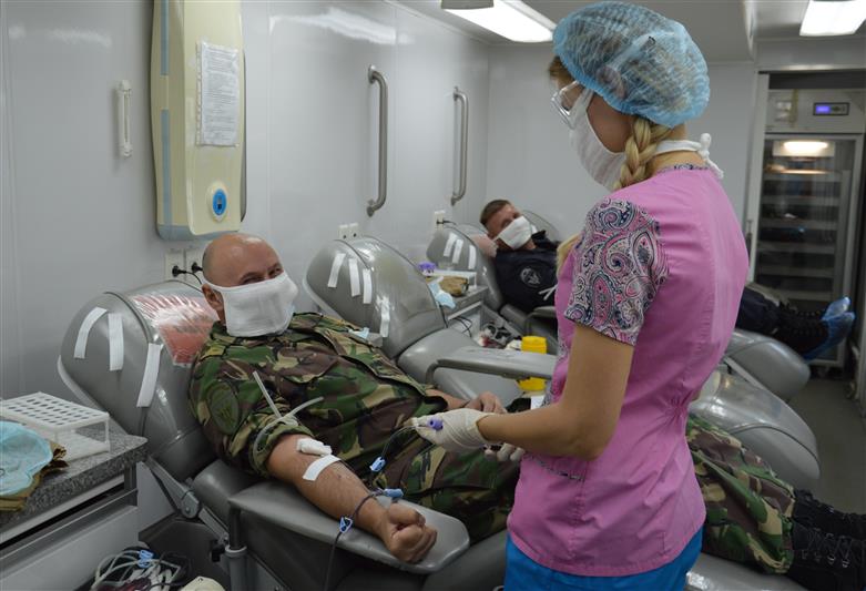 В Брянске росгвардейцы сдали донорскую кровь