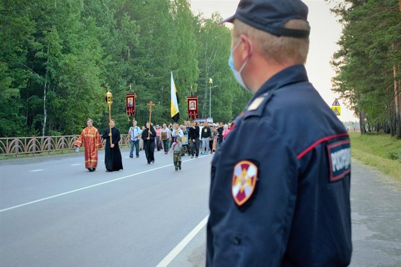 Росгвардейцы обеспечили правопорядок во время крестного хода в рамках международного фестиваля православной культуры «Царские дни» в Алапаевске