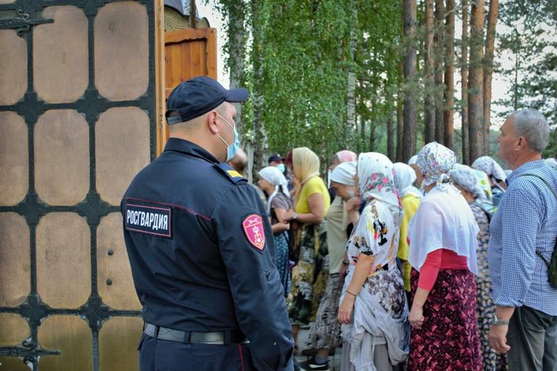 Росгвардейцы обеспечили правопорядок во время крестного хода в рамках международного фестиваля православной культуры «Царские дни» в Алапаевске