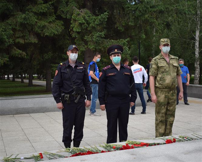 Военнослужащие и сотрудники Росгвардии приняли участие в общественной акции, посвященной присвоению Новосибирску почётного звания «Город трудовой доблести»
