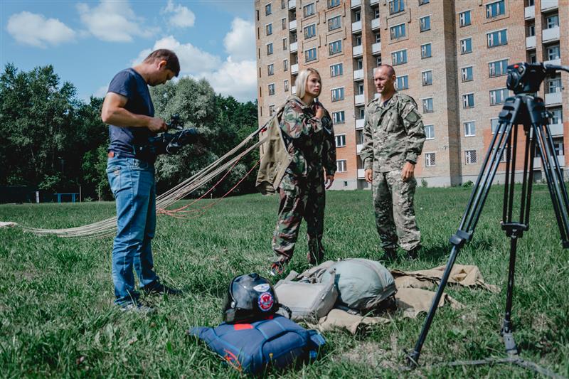 Офицеры пензенского ОМОН научили автора и ведущую программы «Неженское дело» складывать парашют