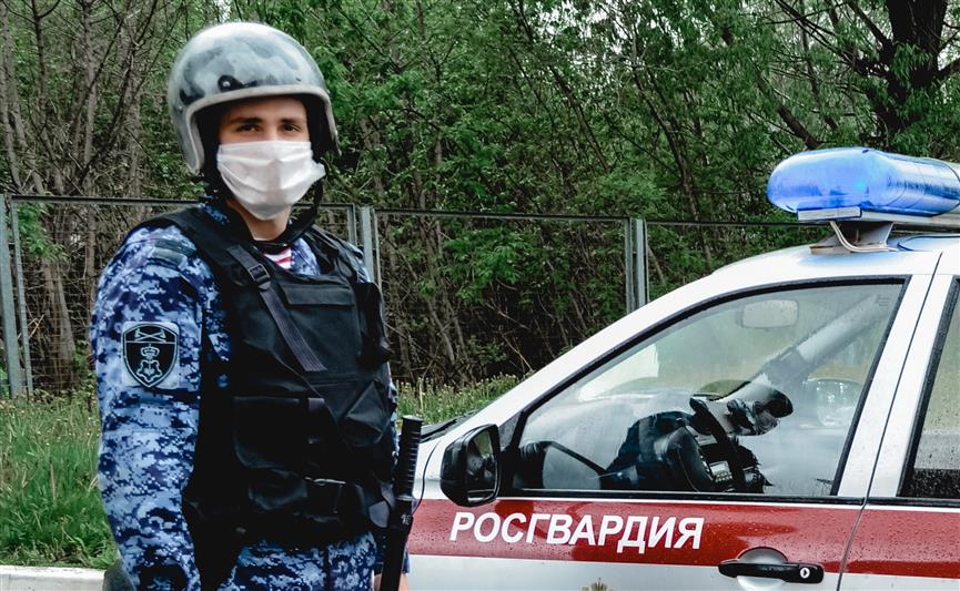 В Астрахани сотрудники Росгвардии оказали помощь экстренным службам на пожаре